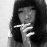 女子怀疑丈夫出轨 扒货车车尾跟踪